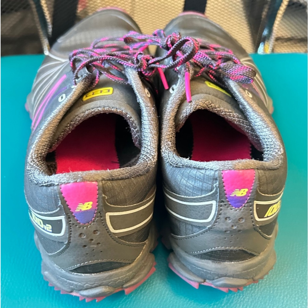 Women's New Balance Trail Running Shoes Size 9 Black Purple - Picture 3 of 4